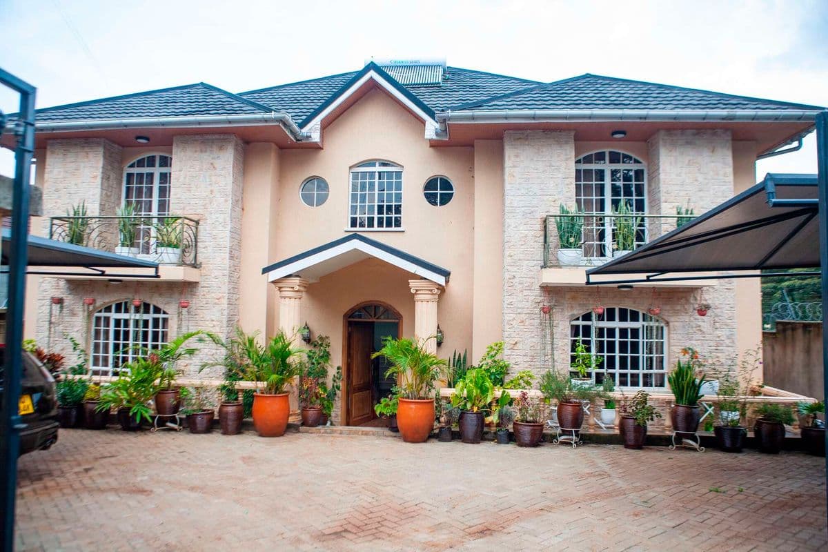 Front of Sia Sambeke’s house at Kerarapon, Karen